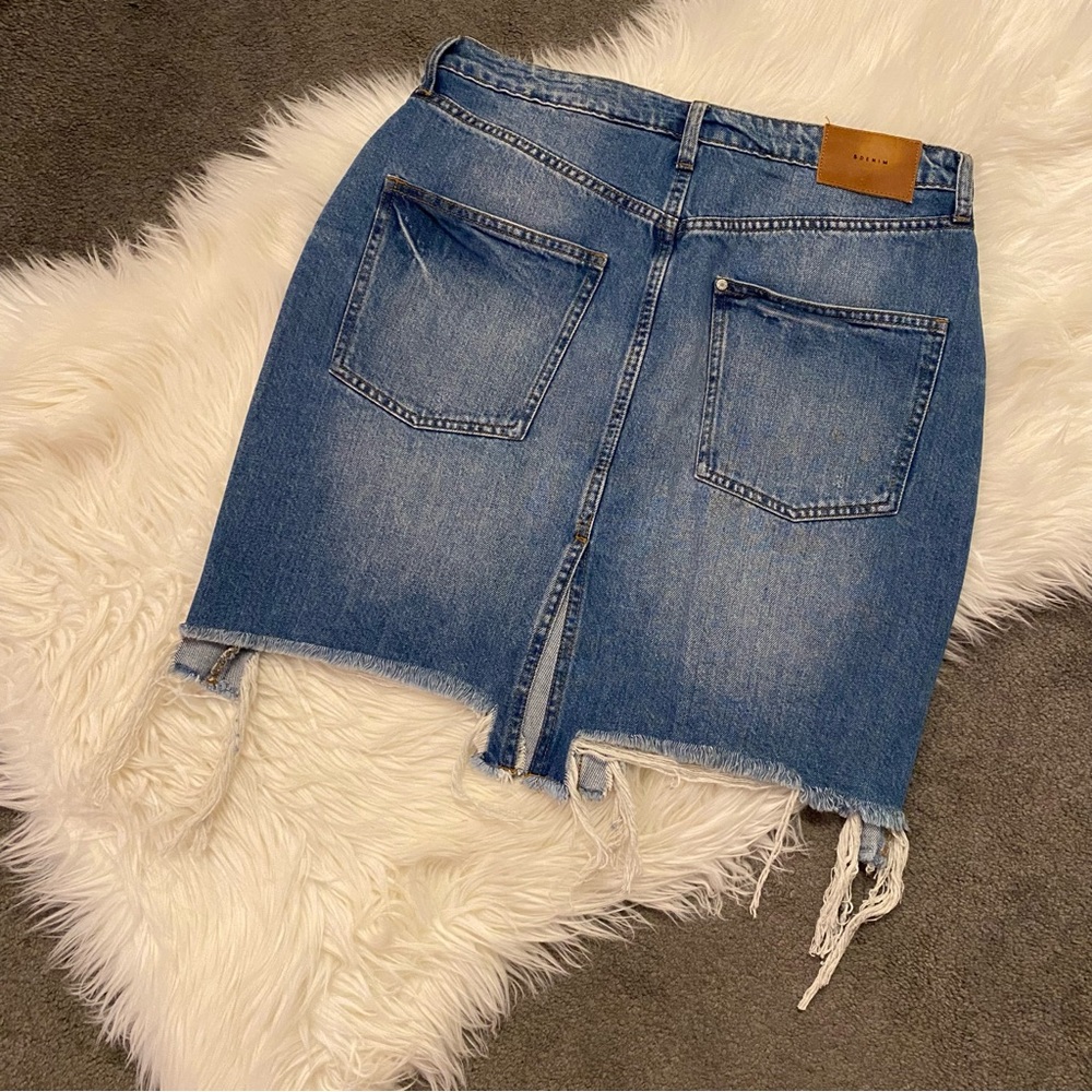 H&M Blue Denim Mini Skirt with Distressed Hem - Picture 3 of 5